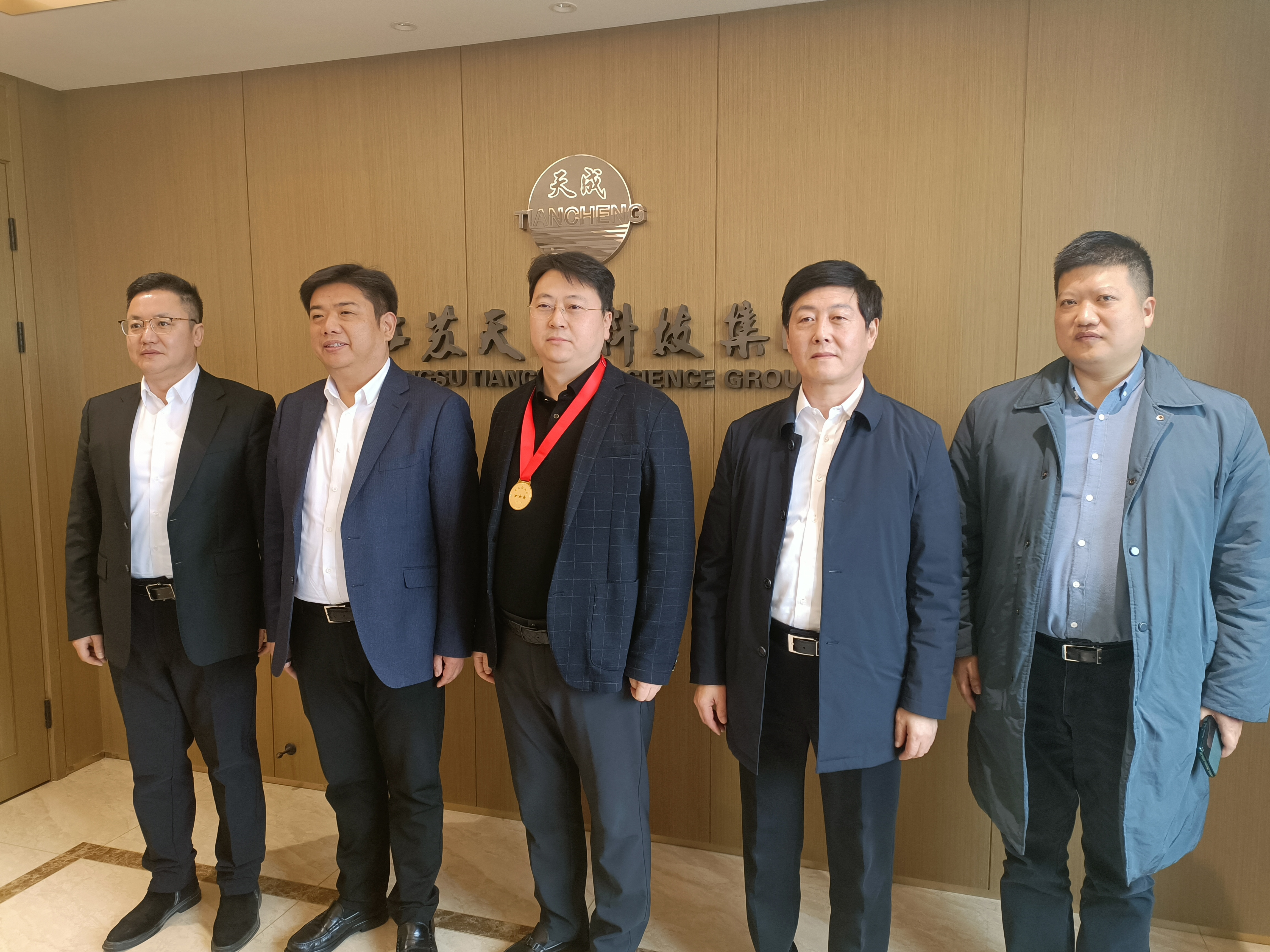 cq9电子平台网站荣获中共昆明市委、昆明市人民政府2022年度“优秀企业”、集团董事长陈正荣荣获中共昆明市委、昆明市人民政府2022年度“星级企业家”表彰